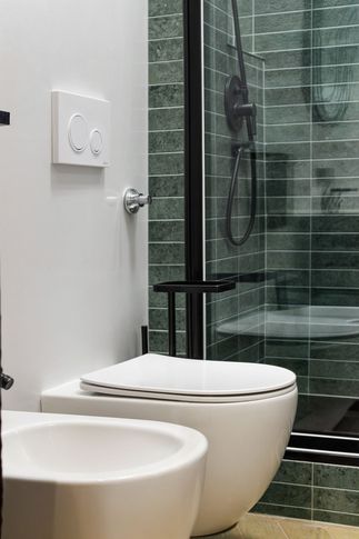 Bagno in stile moderno di 5 di Huit Studio Bagno in stile moderno di 5 di Huit Studio