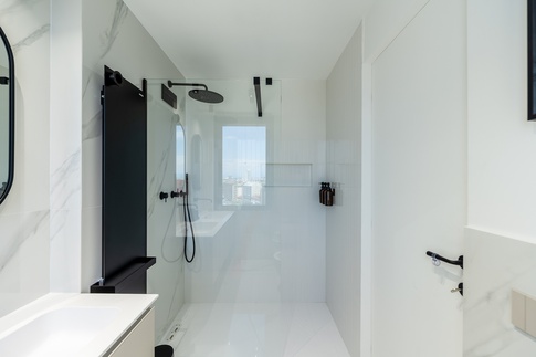 Bagno in stile contemporaneo di 5 di FCInteriorDesignStudio |