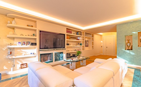 Open Space in stile moderno di 75 di Domus Dreams