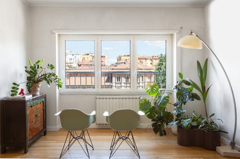 Soggiorno in stile contemporaneo di 20 di PERIMETRI studio