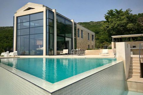 Facciata in stile contemporaneo di null di Čekada Arhitekti