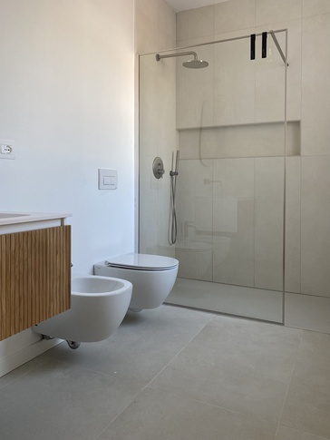Bagno in stile scandinavo di 5 di Fei Atelier