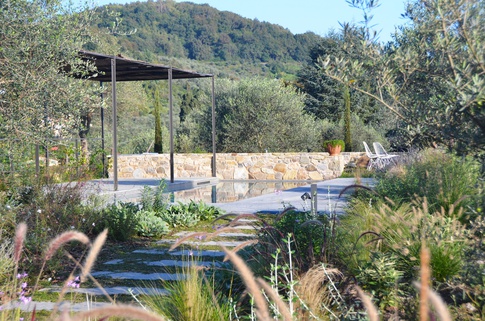 Piscina in stile mediterraneo di 140 di Gaia Granelli