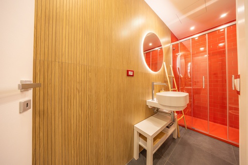 Bagno in stile contemporaneo di 5 di Domus Dreams Bagno in stile contemporaneo di 5 di Domus Dreams
