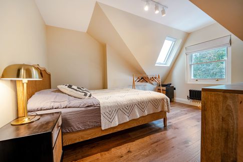 Camera da Letto in stile contemporaneo di 8 di AT Design Studio