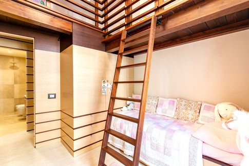 Cameretta Bambini in stile contemporaneo di 20 di Equus Architects