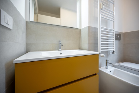 Bagno in stile moderno di 5 di Colab Design