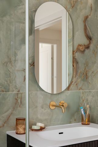 Bagno in stile minimal di 5 di Sofia Carta Studio