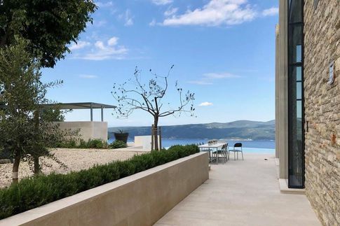 Facciata in stile contemporaneo di null di Čekada Arhitekti