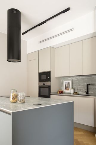 Open Space in stile contemporaneo di 50 di Michela Cordisco Studio