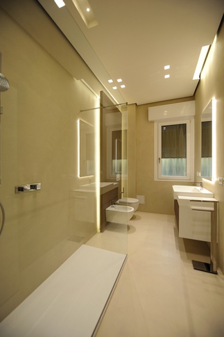 Bagno in stile contemporaneo di 6 di Stefano Bergami studio interior design