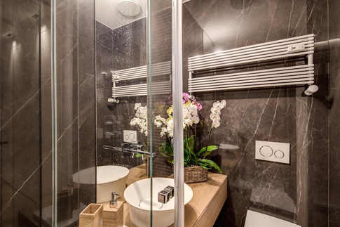 Bagno in stile contemporaneo di 4 di MOB Architects Bagno in stile contemporaneo di 4 di MOB Architects