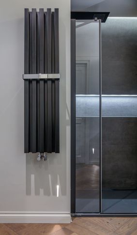 Bagno in stile contemporaneo di 7 di Castelli Sasso architetti