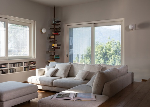 Soggiorno in stile contemporaneo di 25 di TGA_Studio