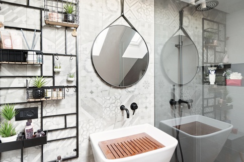 Bagno di Servizio in stile contemporaneo di 5 di kkarchitecture Bagno di Servizio in stile contemporaneo di 5 di kkarchitecture