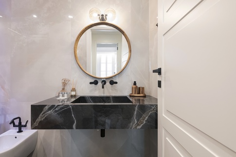 Bagno in stile contemporaneo di 6 di Martini & Partners