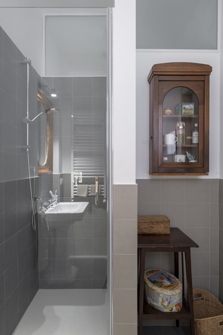 Bagno in stile moderno di 4 di studioaria