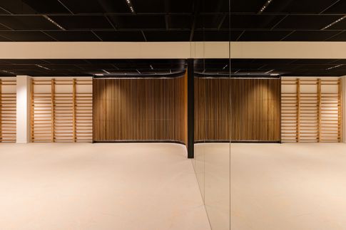 Palestra in stile contemporaneo di 170 di Frame Farm - Architecture & Design