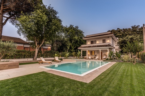Piscina in stile coloniale di 50 di MOB Architects