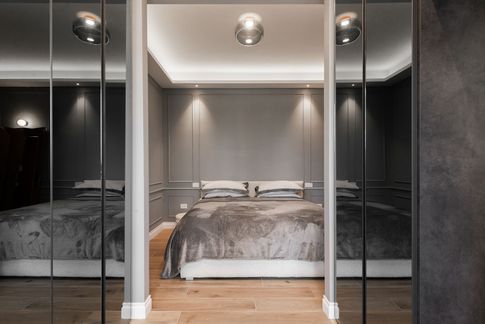 Camera da Letto in stile glamour di 18 di Equus Architects