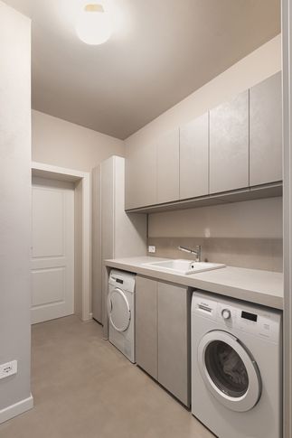 Lavanderia in stile contemporaneo di 5 di Giulia Dagheti Architetto