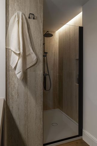 Bagno in stile contemporaneo di 9 di Pamela Camposano Ingegnere Architetto