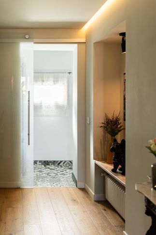 Ingresso in stile eclettico di 8 di Davide Gratteri Architetto