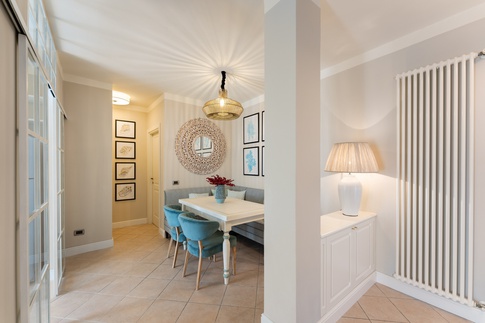 Soggiorno in stile contemporaneo di 30 di Arky’Studio srl