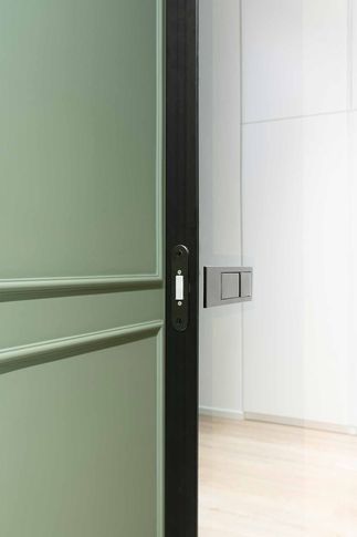 Corridoio in stile contemporaneo di 5 di valeria ingrao architetto
