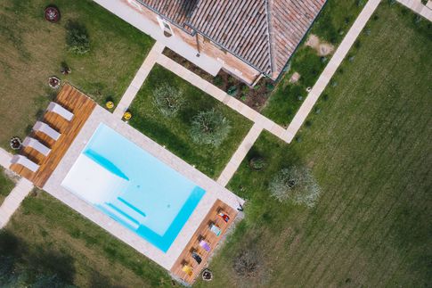 Piscina in stile naturale di 40 di VIU' STUDIO DI ARCHITETTURA