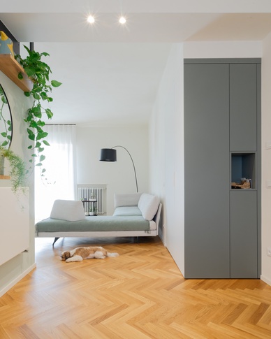 Soggiorno in stile contemporaneo di 23 di COBE architetti