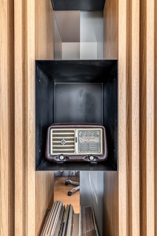 Soggiorno in stile contemporaneo di 30 di MOB Architects
