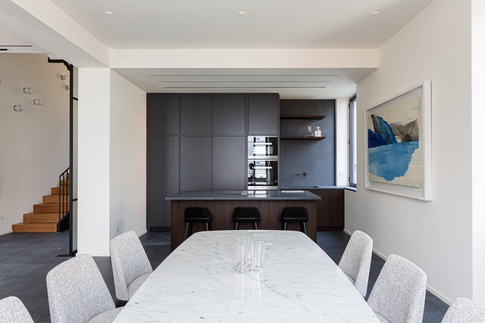 Cucina in stile moderno di 13 di NOMADE ARCHITETTURA