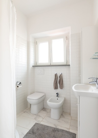 Bagno in stile minimal di 3 di boobee.it