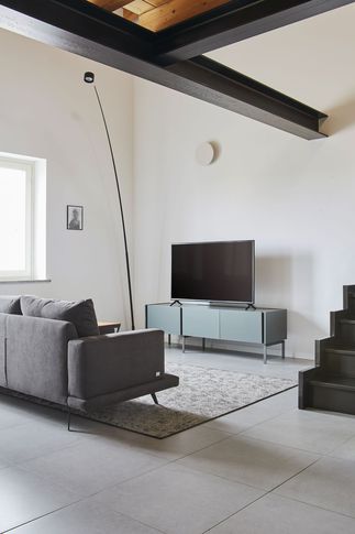 Soggiorno in stile contemporaneo di 35 di Giulia Dagheti Architetto