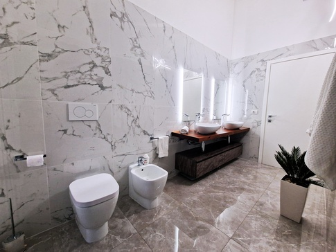 Bagno in stile contemporaneo di 9 di Caterina Morisano Bagno in stile contemporaneo di 9 di Caterina Morisano