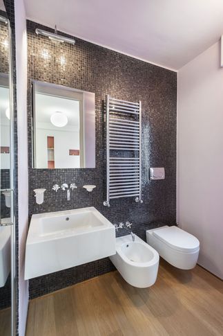 Bagno in stile contemporaneo di 3 di Bossi Vigorito Building Interior