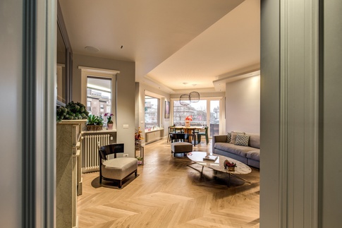Soggiorno in stile contemporaneo di 40 di MOB Architects