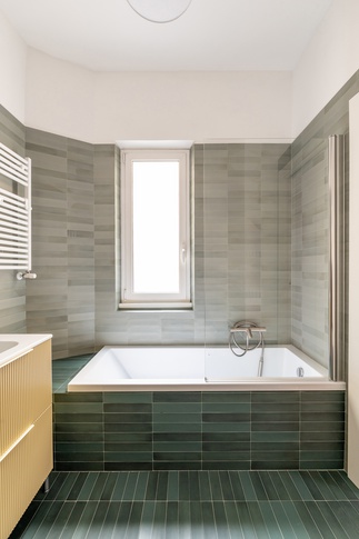 Bagno in stile contemporaneo di 5 di Caleidoscopio Architettura