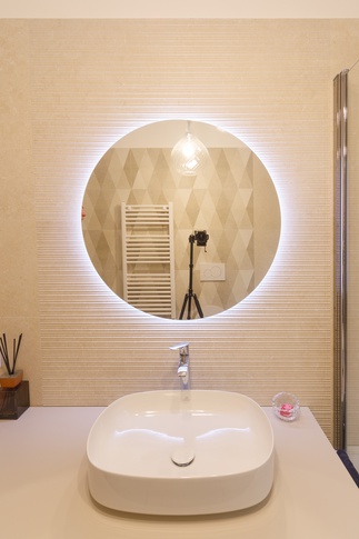 Bagno in stile contemporaneo di 6 di Carla Gatto Architetto