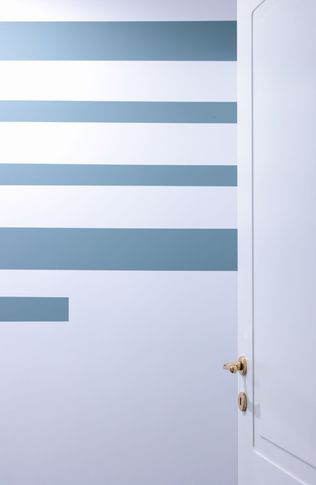 Bagno di Servizio in stile moderno di 6 di Valentina Solera Architetto