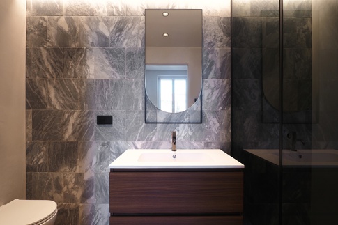 Bagno in stile contemporaneo di 9 di Desearq studio - architettura e interior design