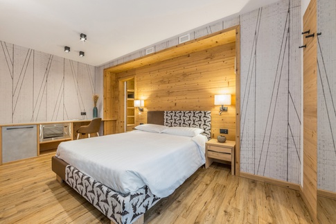 Camera da Letto in stile naturale di 24 di Arredamenti Andalo