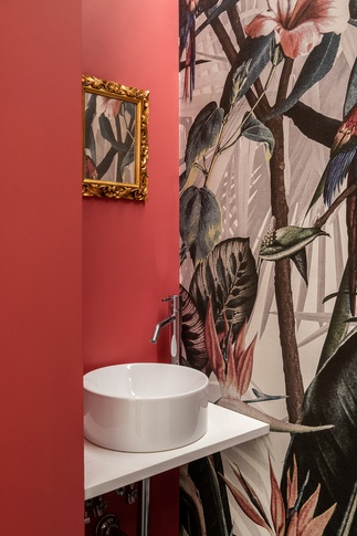 Bagno in stile contemporaneo di 2 di Bossi Vigorito Building Interior