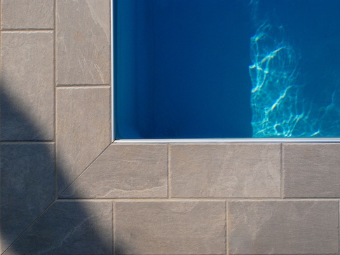 Piscina in stile moderno di 300 di Enzo Razzano Architettura