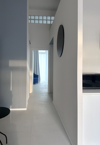 Ingresso in stile minimal di 5 di Valeria Eva Rossi Architetta