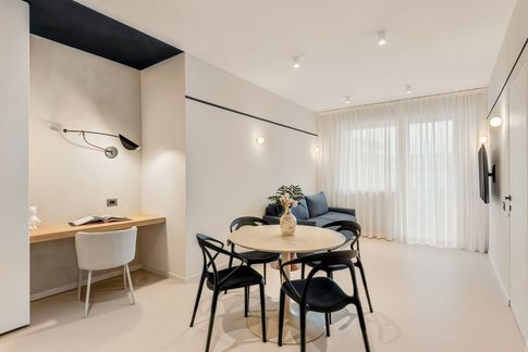 Open Space in stile minimal di 28 di Sofia Carta Studio Open Space in stile minimal di 28 di Sofia Carta Studio