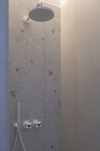 Bagno in stile contemporaneo di 5 di Michela Cordisco Studio
