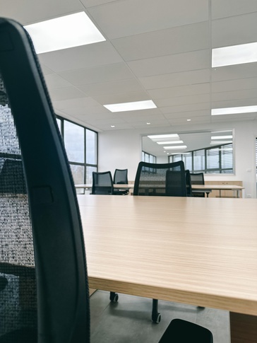 Open Space in stile moderno di 200 di Debora Bearzi Architetto