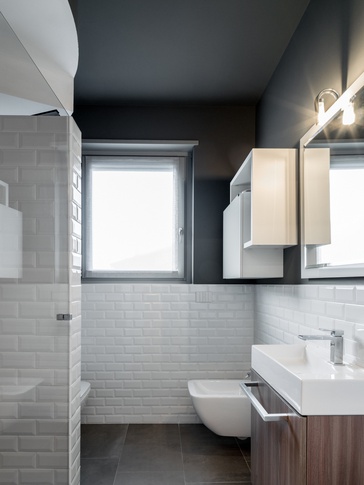 Bagno in stile moderno di 4 di Moroni Architettura 2.0